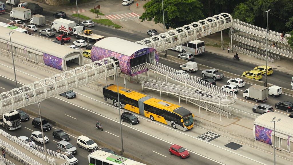 Após quatro anos paradas, as obras da Transbrasil foram retomadas pela atual gestão em 2021 e agora estão sendo entregues - Imagem reprodução X Prefeitura do Rio de Janeiro