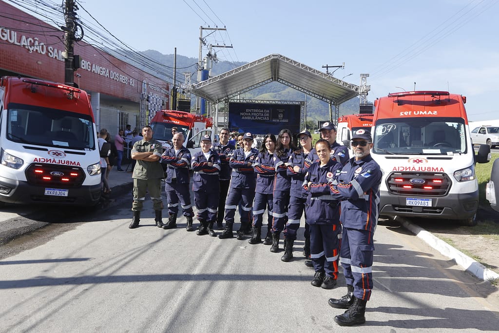 Equipe do Samu que participou da entrega de ambulâncias nesta sexta-feira em Angra dos Reis (Foto: Luis Alvarenga)