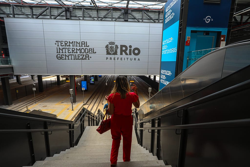 Terminal Intermodal Gentileza inicia operações em dias úteis integrando BRT, VLT e ônibus municipais