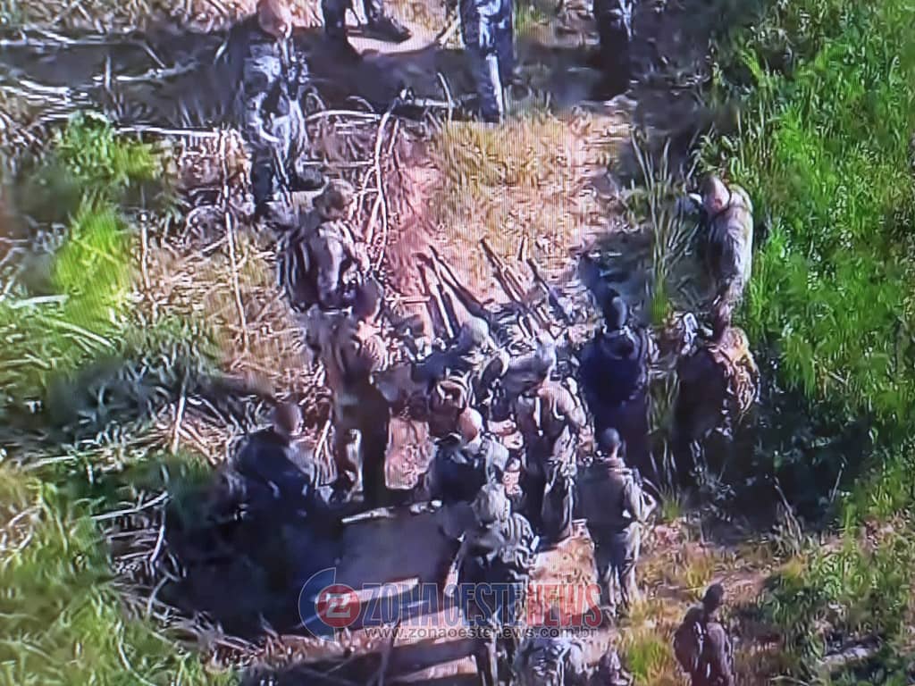 Simulacros de Fuzis foram apreendidos na área de mata na Cidade de Deus | Imagem reprodução TV Globo