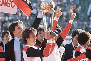 Zico levanta a taça da Copa Intercontinental de 1981, disputada entre os vencedores da Liga dos Campeões da Uefa e da Copa Libertadores.  A partir do ano 2000 a Fifa começou a organizar o atual Campeonato Mundial de Clubes - Zico/Arquivo pessoal