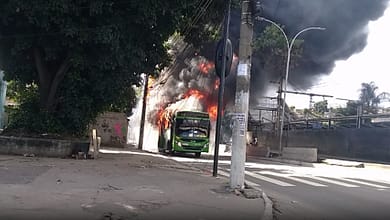 Manifestantes ateiam fogo em ônibus na Av. Governador Leonel de Moura Brizola, sentido Duque de Caxias, na tarde desta sexta-feira (2)