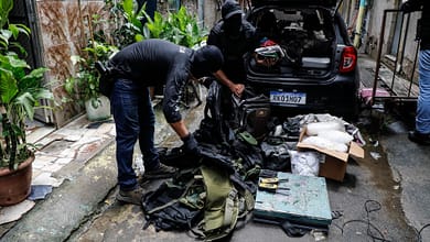 Durante a Operação Maré, policiais encontram laboratório clandestino de refino de drogas e fabricação de materiais explosivos e um local de armazenamento ilegal de medicamentos Foto: Ernesto Carriço