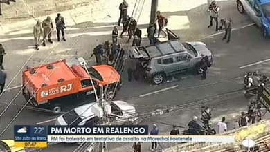A movimentação de viaturas no local onde o PM foi morto — Foto: TV Globo/Reprodução