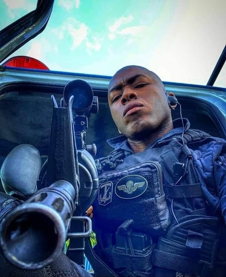 Um ex-policial militar do Batalhão de Operações Especiais (BOPE), da Polícia Militar do Rio de Janeiro, foi preso em flagrante por porte ilegal de arma de fogo. Identificado como Ronny Pessanha de Oliveira, de 33 anos, o suspeito é apontado como “treinador de guerra” do Comando Vermelho