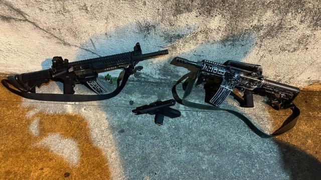Armas apreendidas durante operação na Vila Kennedy Foto: Divulgação/ PM