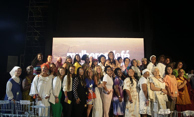 Secretária da Mulher, Joyce Trindade, com as mulheres de fé | Crédito: Talita Nascimento