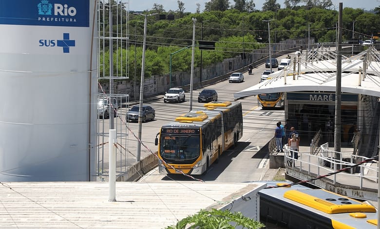 Os novos ônibus começaram a circular na Transcarioca na quarta-feira - Fabio Motta/Prefeitura do Rio