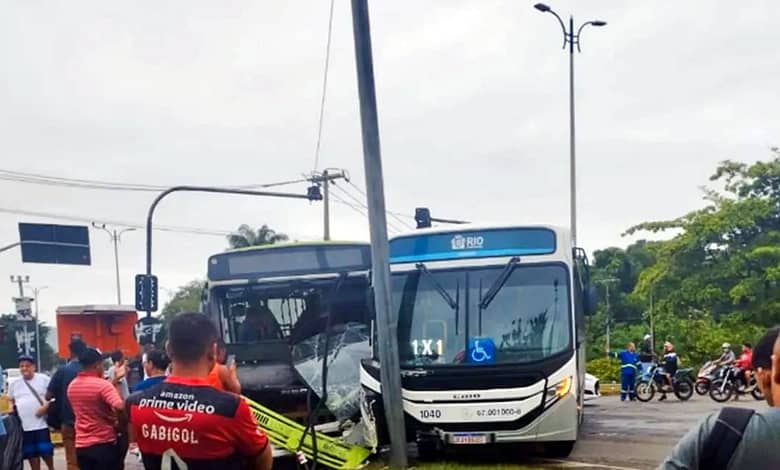 Os dois ônibus batidos em Guaratiba, um deles, faz o transporte de alunos da rede municipal | Imagem: Reprodução Revista ônibus