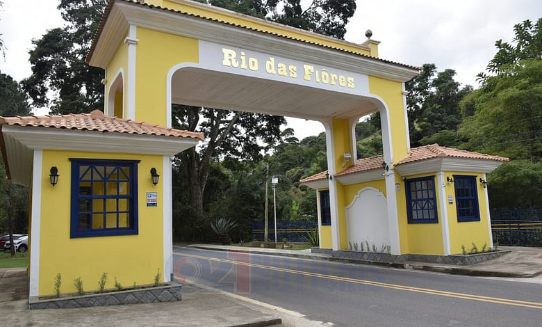 Pórtico entrada da cidade de Rio das Flores | Foto: Rogério Silva