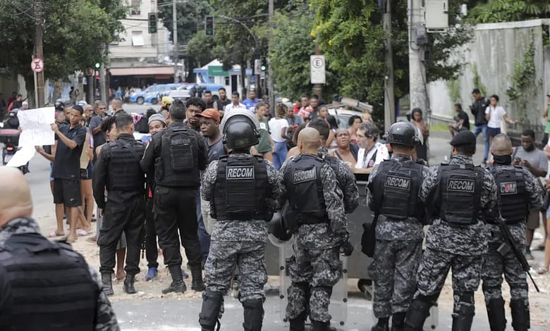 Mulher morre e outra fica ferida após tiroteio no Morro do Turano; moradores fazem manifestação Domingos Peixoto/Agência O Globo