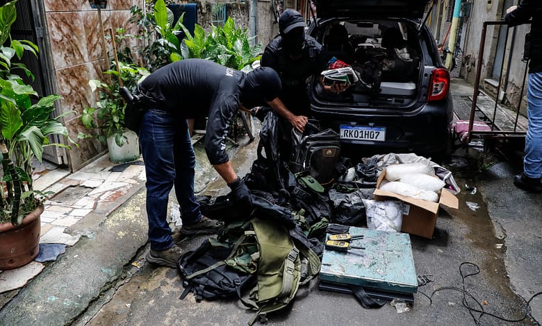 Durante a Operação Maré, policiais encontram laboratório clandestino de refino de drogas e fabricação de materiais explosivos e um local de armazenamento ilegal de medicamentos Foto: Ernesto Carriço